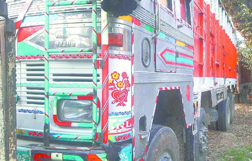 Uncontrollable truck hit the bike rider, death