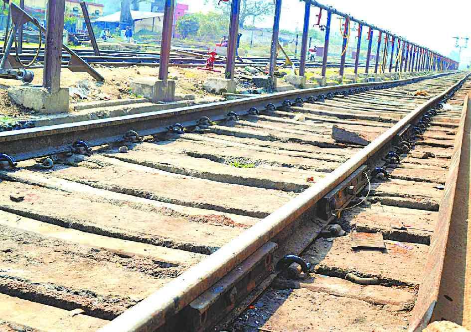 Tracks at the Model railway station again broken
