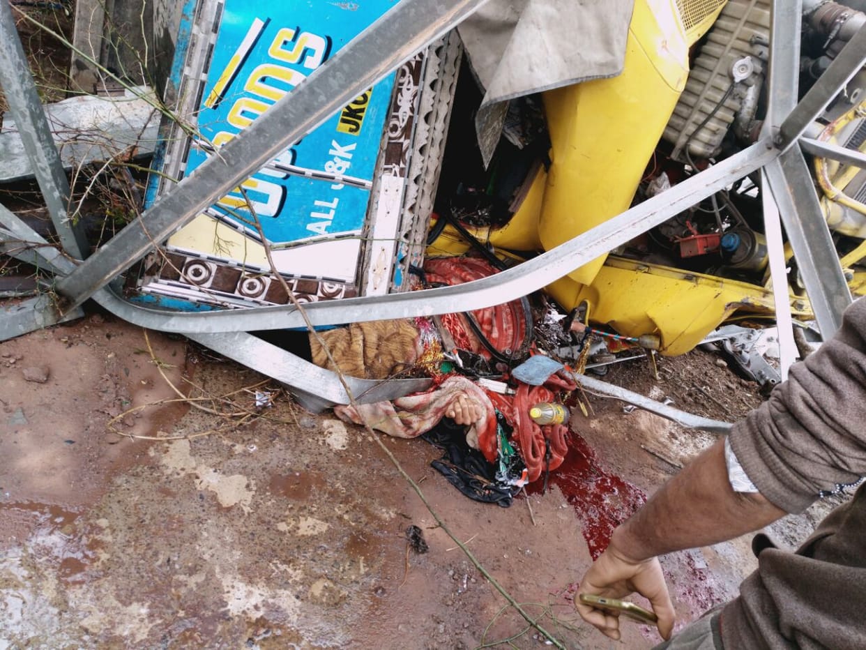 Tanker spilled into the ditch, a death, two injured