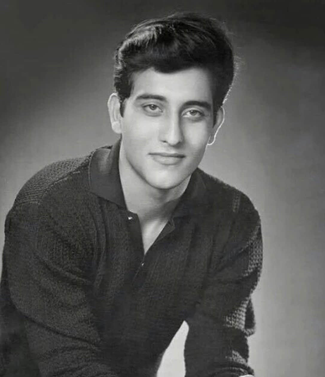 FlashBack : Vinod Khanna-Madhuri's smooch created an uproar amongst people