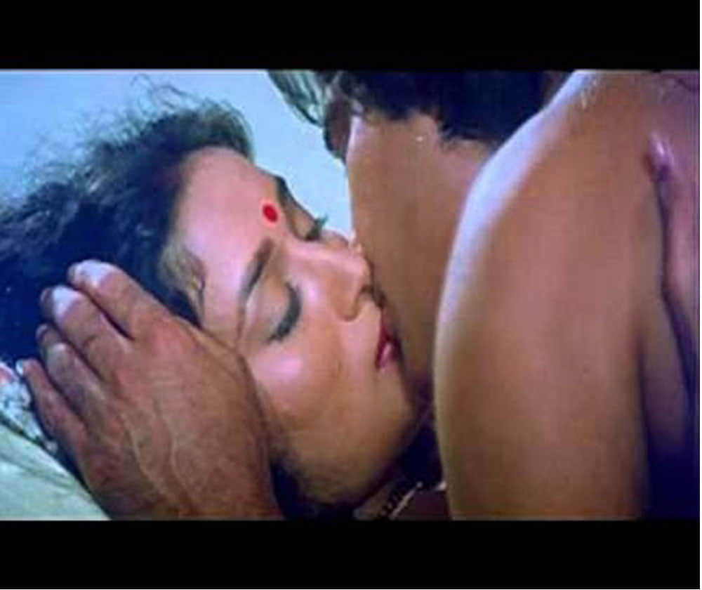 FlashBack : Vinod Khanna-Madhuri's smooch created an uproar amongst people