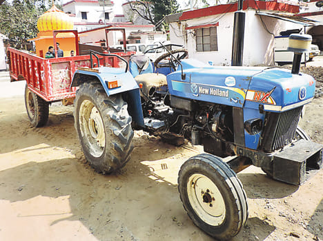 Sand mining from the tractor driver crushed to death