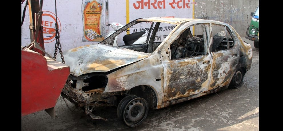 driver died after catching fire in moving car in delhi