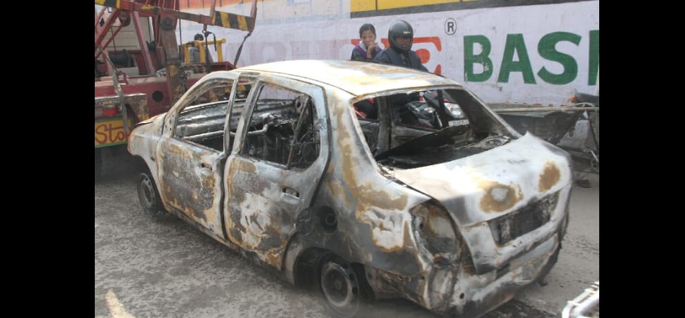 driver died after catching fire in moving car in delhi
