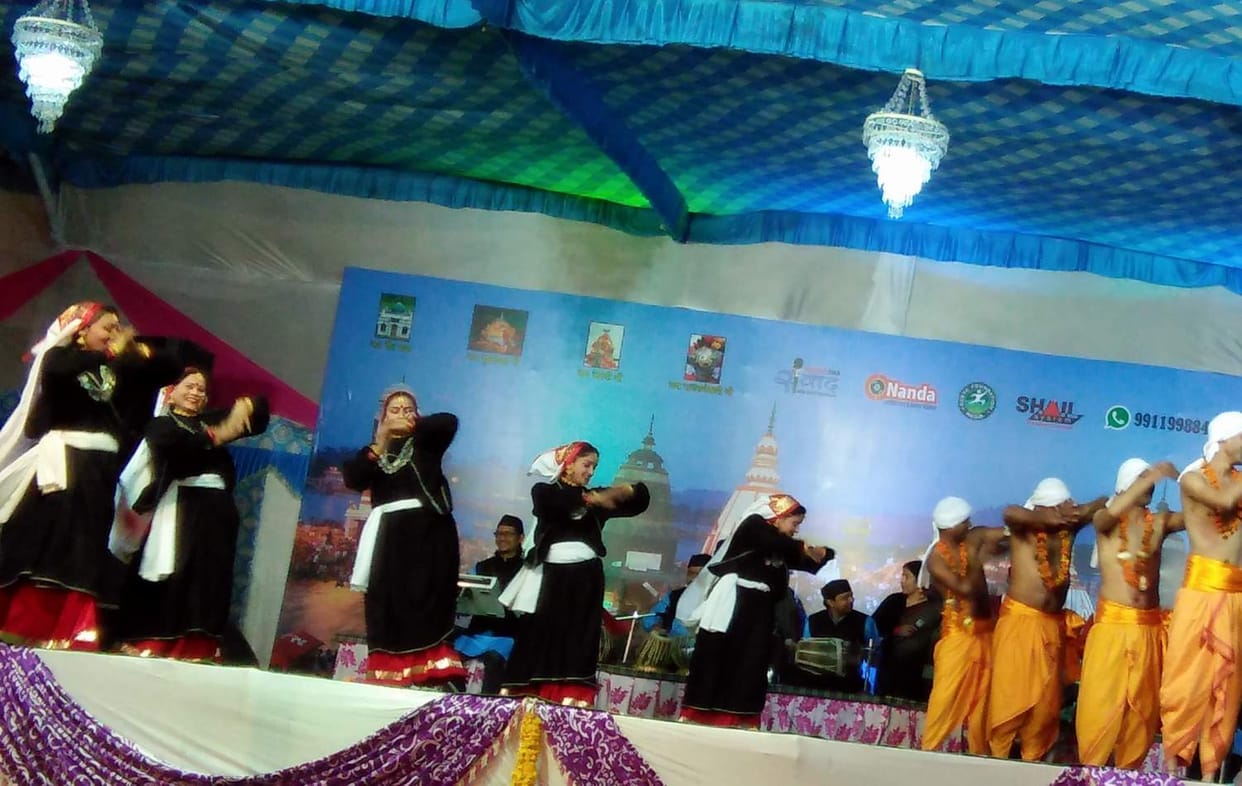 Viewer dance with Narendra Singh Negi and Meena Rana songs 