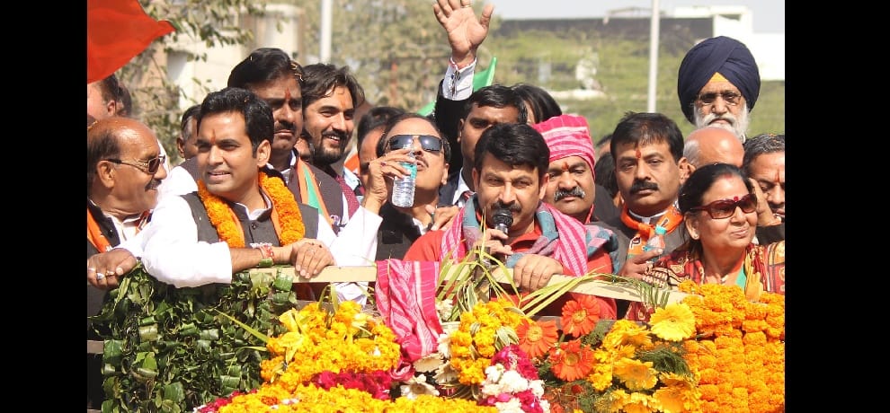BJP's star campaigners see the road show drew a crowd of youngsters, Manoj Tiwari song sung