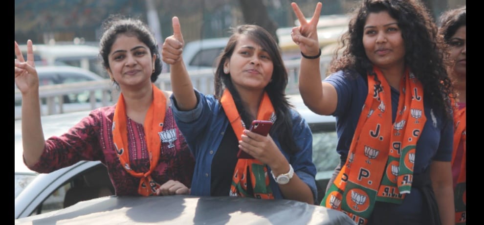 BJP's star campaigners see the road show drew a crowd of youngsters, Manoj Tiwari song sung
