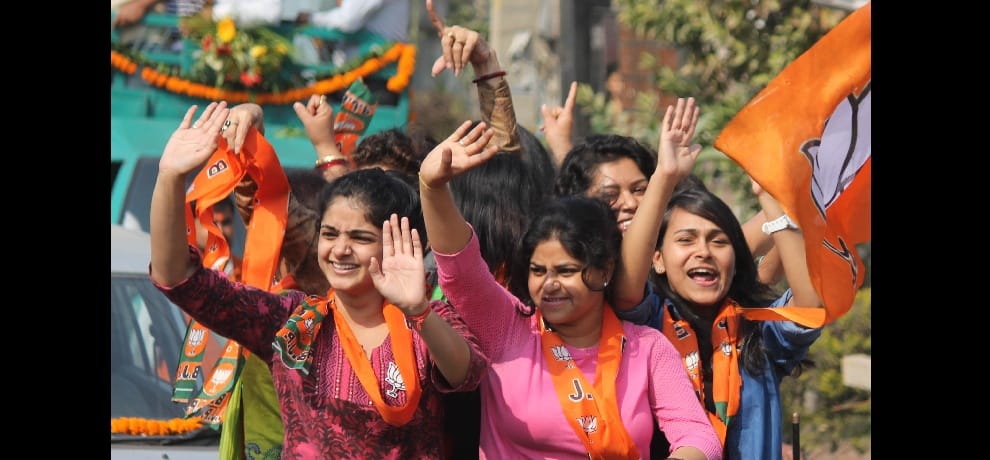 BJP's star campaigners see the road show drew a crowd of youngsters, Manoj Tiwari song sung