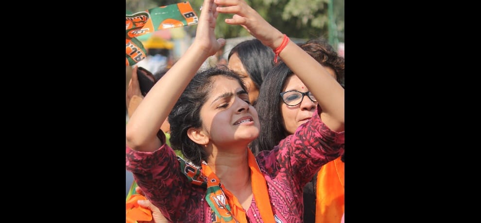 BJP's star campaigners see the road show drew a crowd of youngsters, Manoj Tiwari song sung