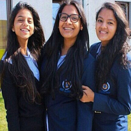 suhana khan doing an act in her school event