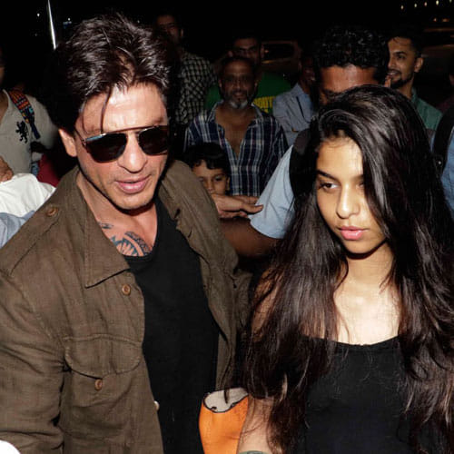 suhana khan doing an act in her school event