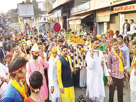 Sai Baba devotees descended sedan traveling