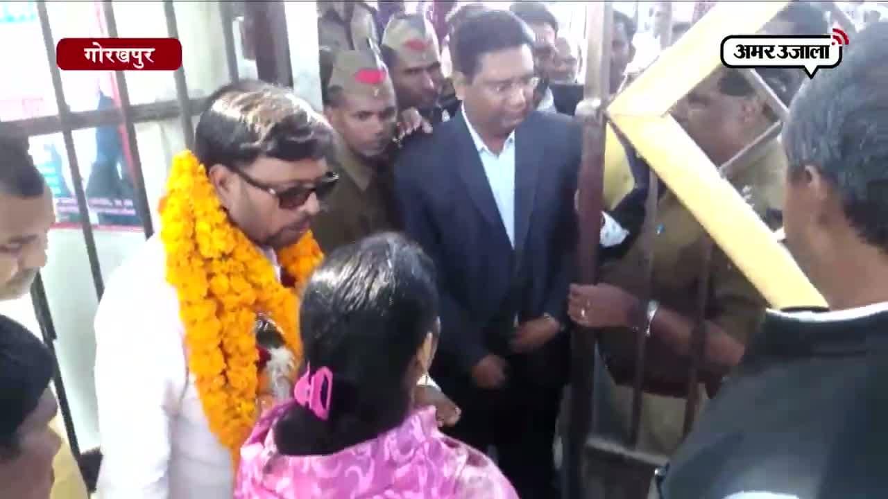एसपी प्रत्याशी मनुरोजन यादव की पुलिस से बहस