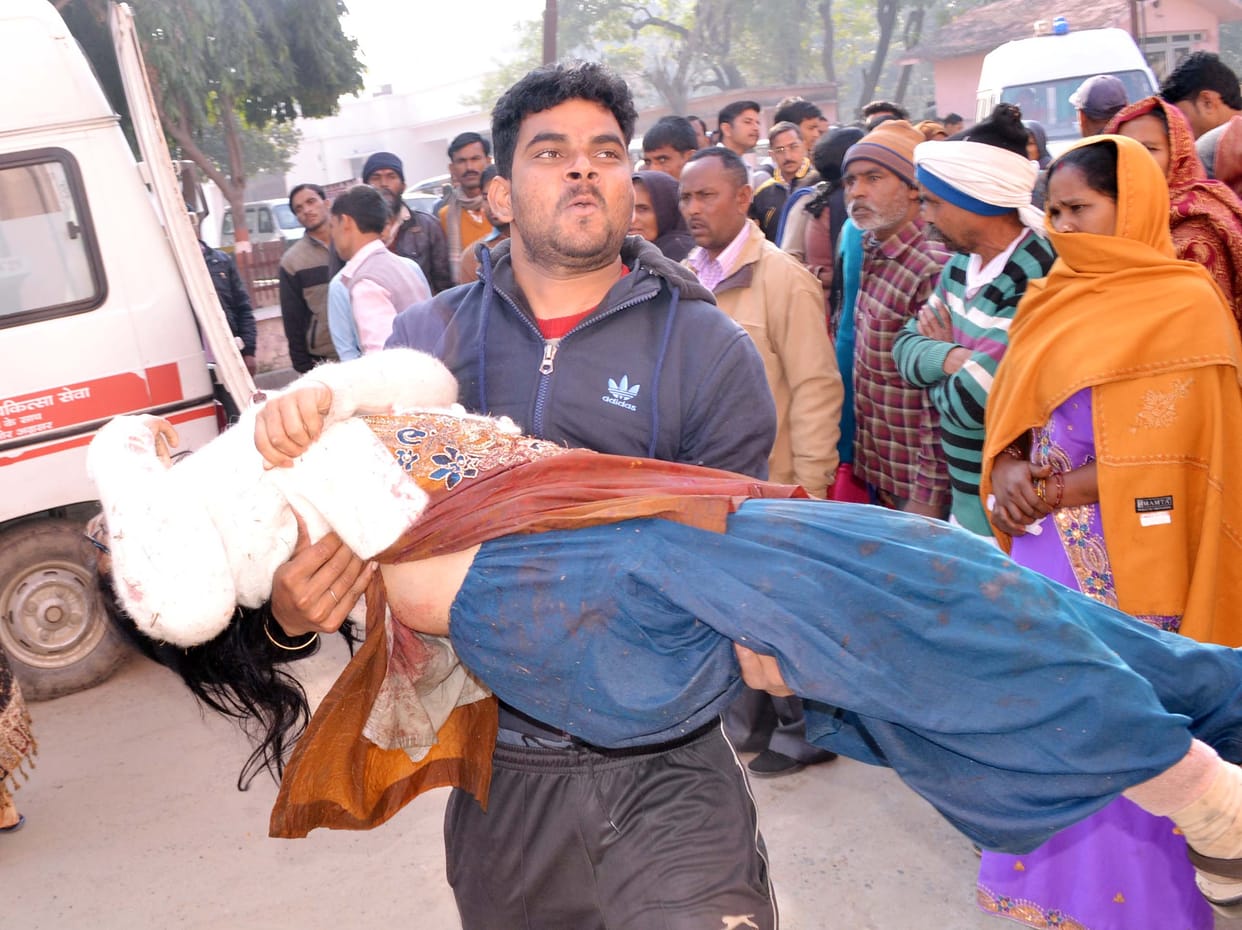 Three killed in collision of truck-Magic, nine injured