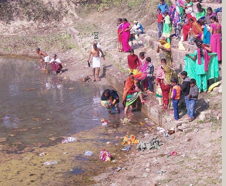 Mnoganga devotees of faith caused by the plunge