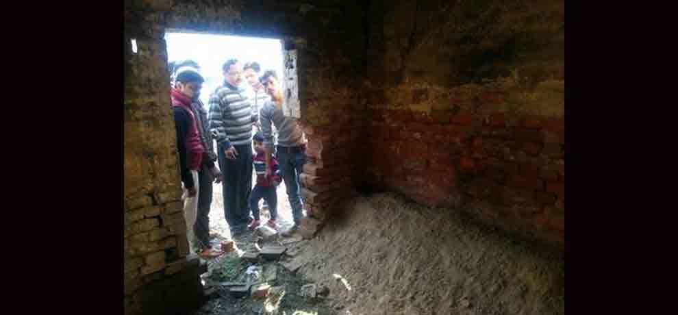 robbers dig 5 feet tunnel behind bank branch to rob bank in muradnagar