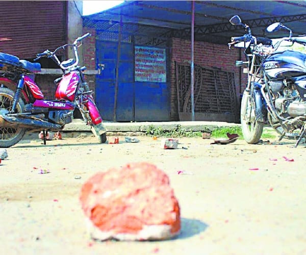 clash between public and police in lucknow para area
