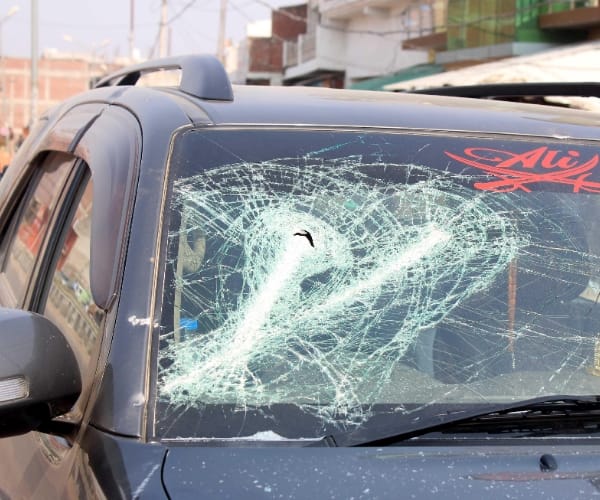 clash between public and police in lucknow para area