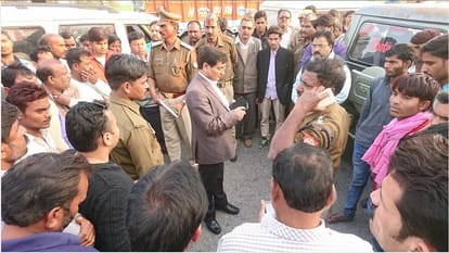 Jhansi: 12 women uncontrollable car thrashed, 8 killed