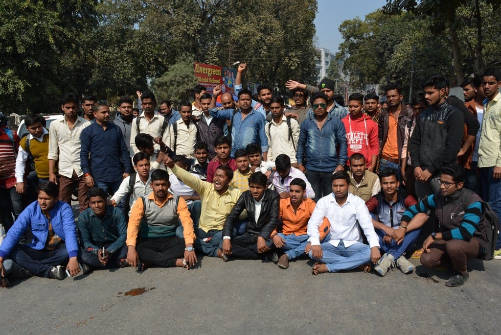 Students jaam the road demonding to arrest murderer