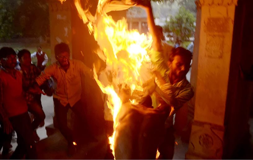  student set fire abalze in UP allahabad university in protest