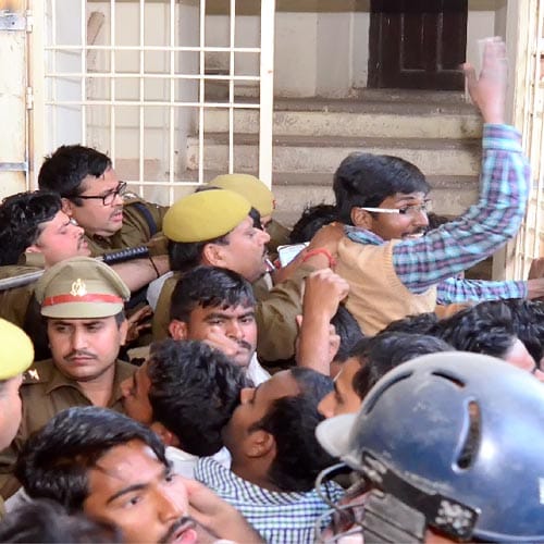 student set fire abalze in UP allahabad university in protest