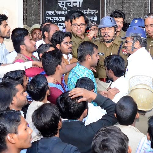  student set fire abalze in UP allahabad university in protest