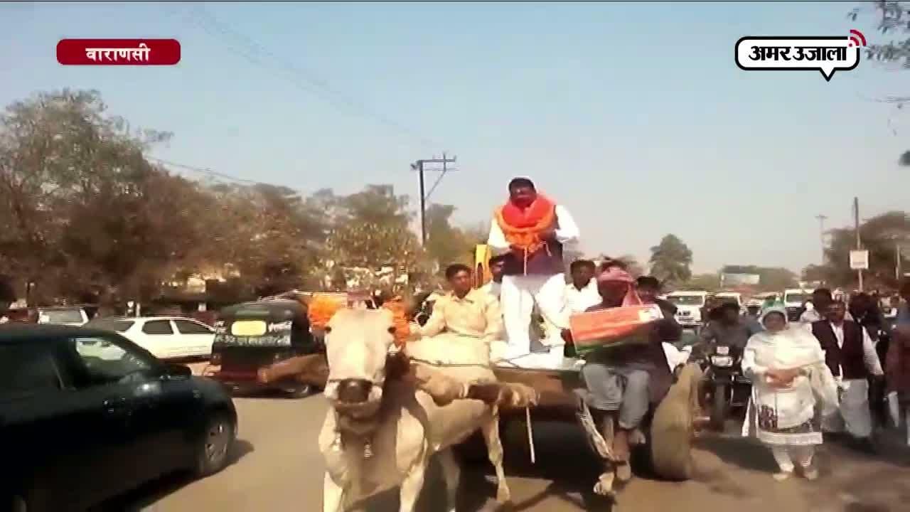 बैलगाडी़ पर प्रत्याशी