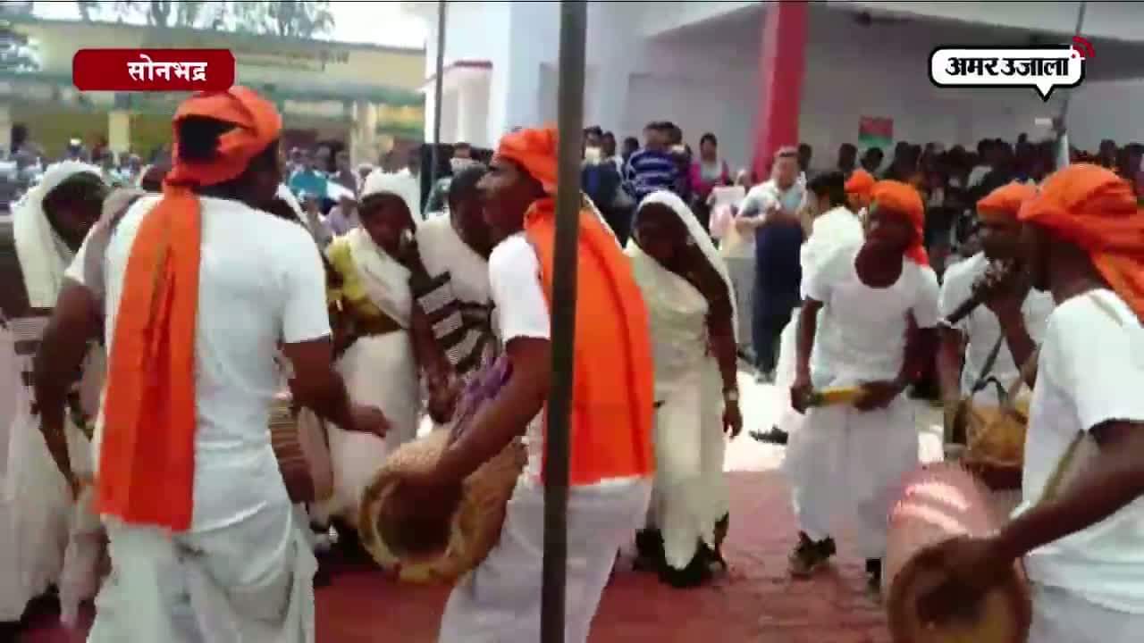 नृत्य कर लोगों से की वोट की अपील 