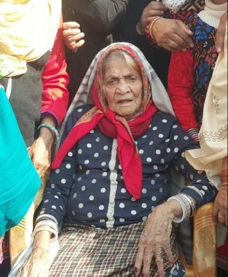 100-year-old woman came to a vote, with 100 members of his family