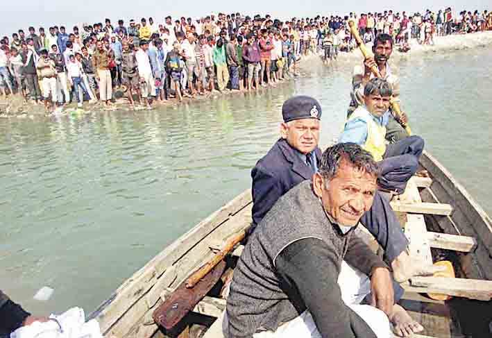 ganga main teen yuvak bahe, ek lapta