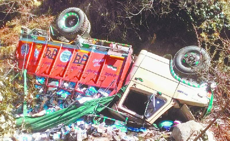 truck accident in chamba, driver injure