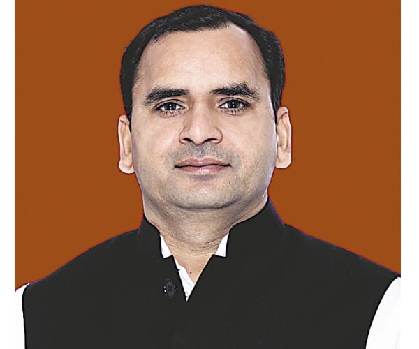 Leaders son in Uttar Pradesh election.