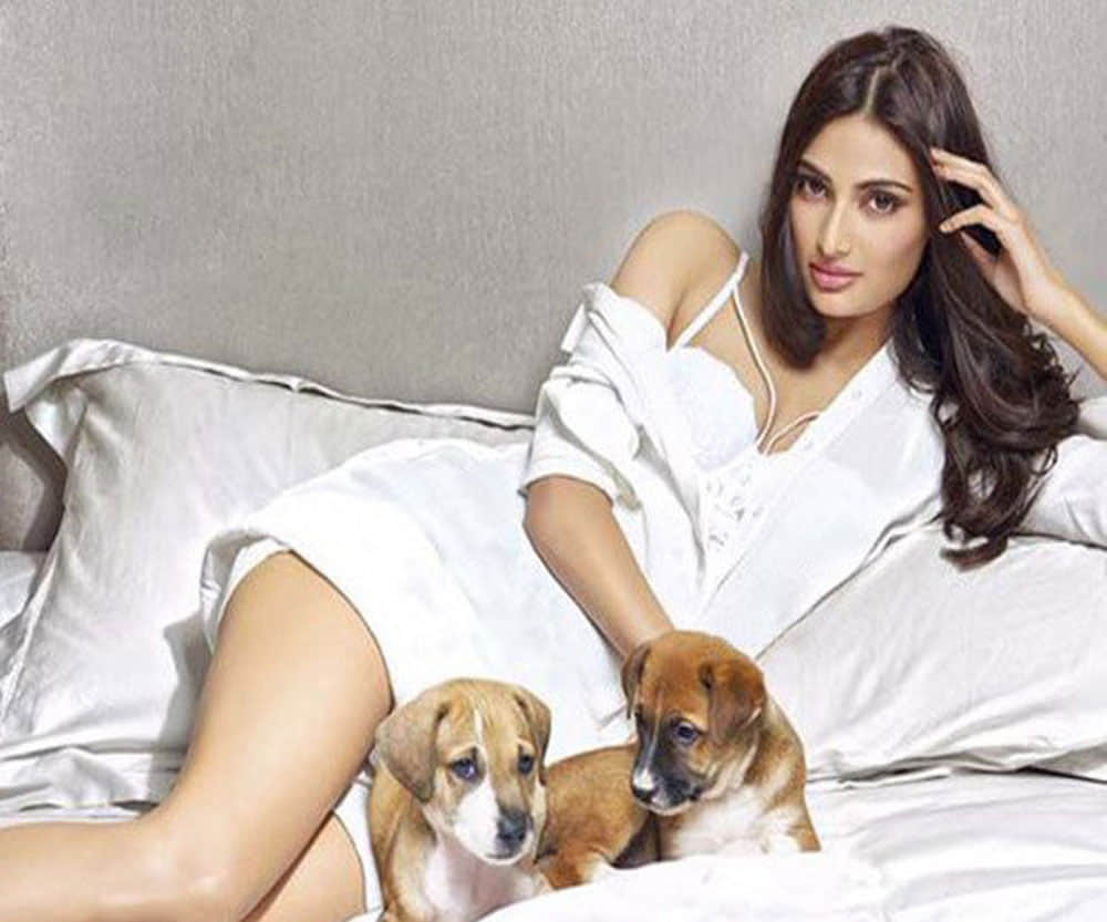 Athiya Shetty mistaken for Sonam Kapoor, signs autograph with sonam's name