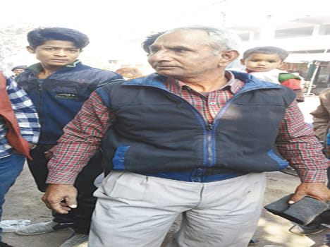 gives lift on byke and looted 50000 rupees
