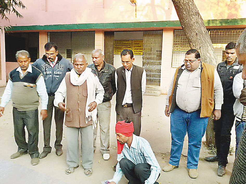 Balcony death of elderly from falling, causing chaos