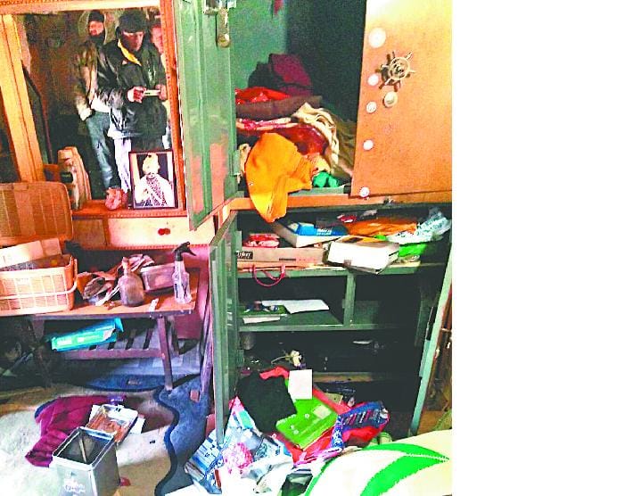 Burglars broke the locks of four houses