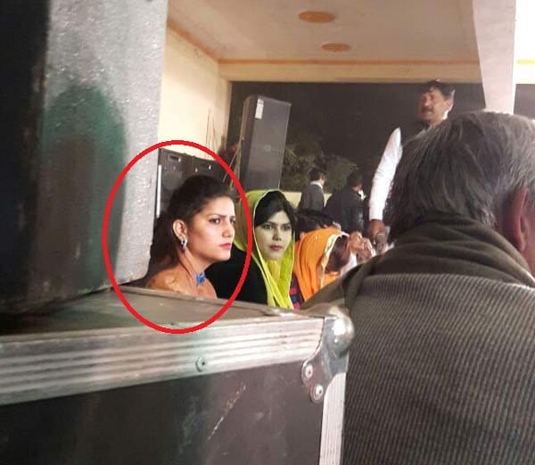 police lathicharge on crowd in haryanvi dancer sapna chaudhary dance show, many people injured 