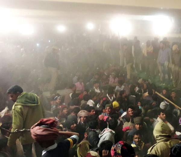 police lathicharge on crowd in haryanvi dancer sapna chaudhary dance show, many people injured 