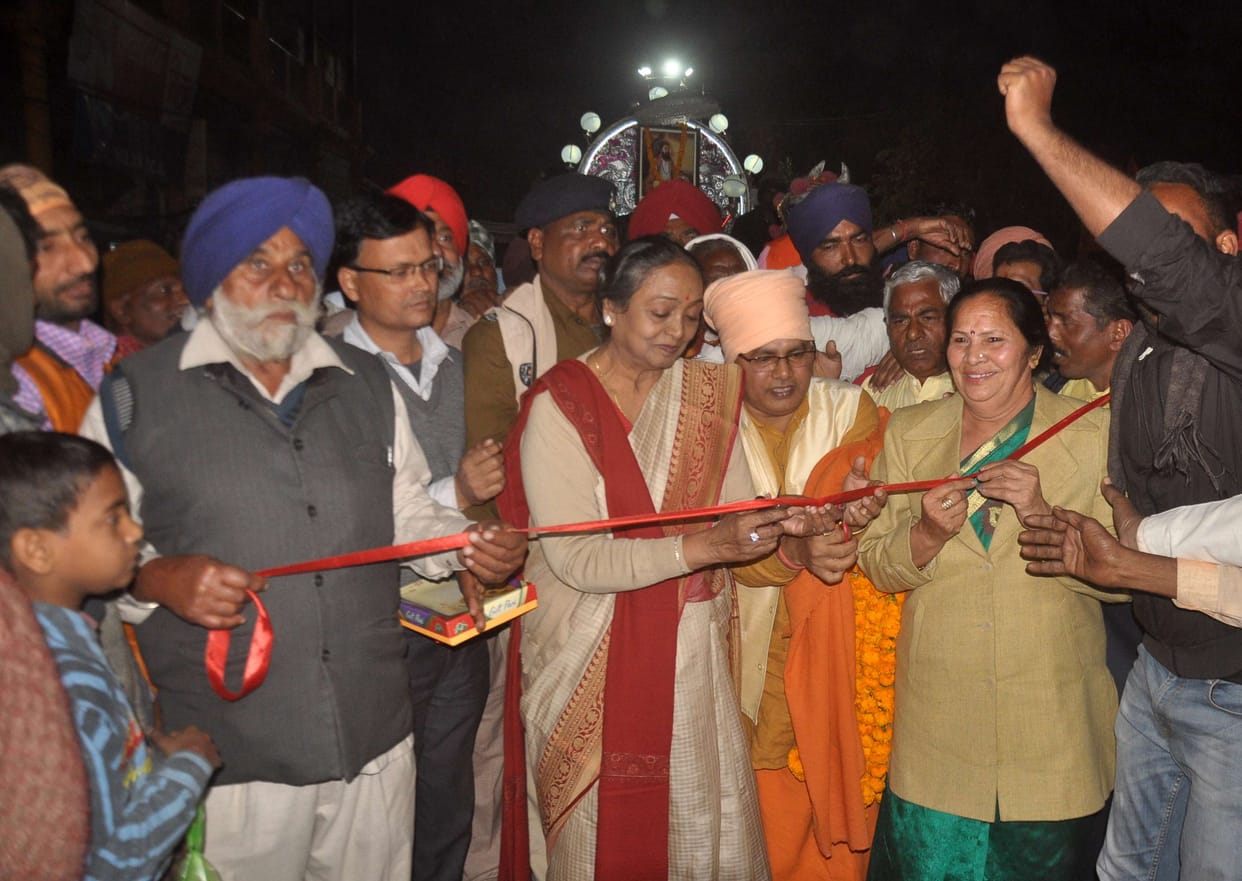 ex lok sabha speaker mira kumar arrived varanasi,do worship