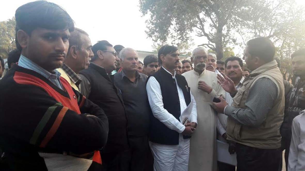 Officers rushed to stop boycotting the vote Mdhupura