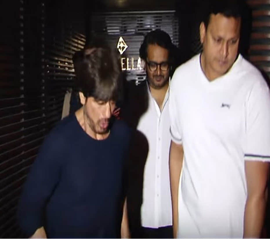 This video of SRK offering food to a beggar is going viral