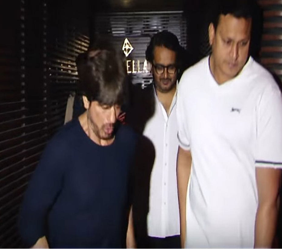 This video of SRK offering food to a beggar is going viral