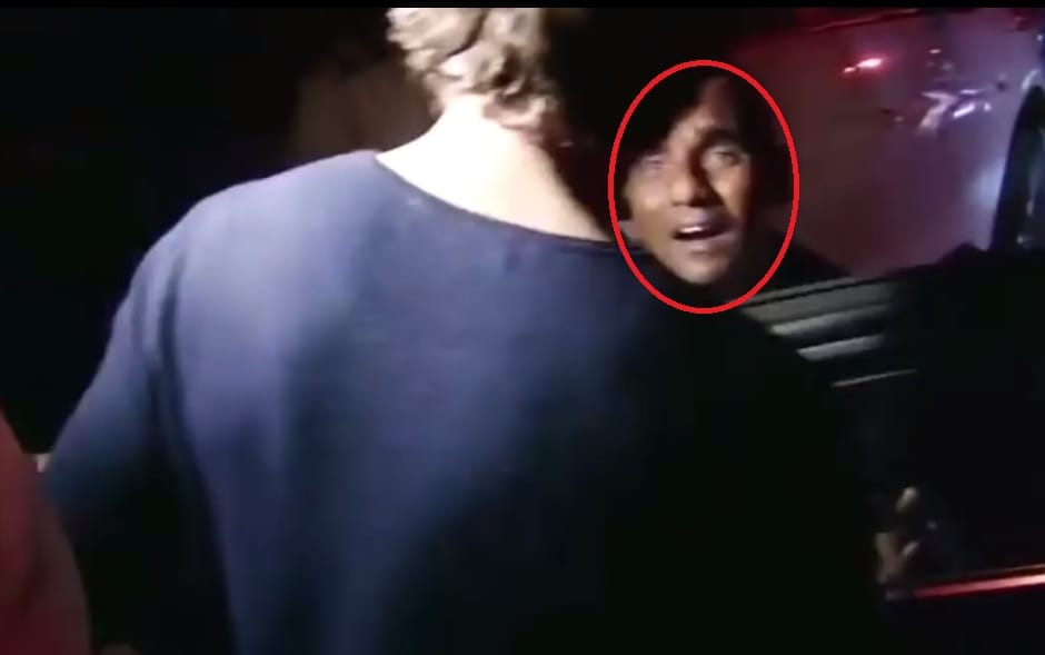 This video of SRK offering food to a beggar is going viral