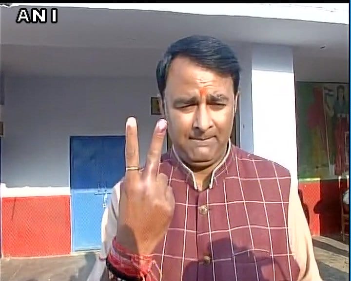 vip leader after casting his vote up polls 2017