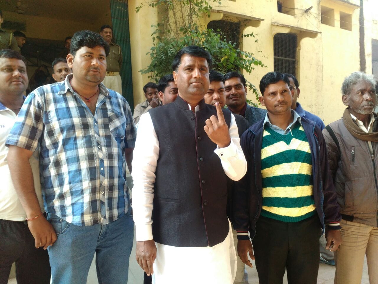 vip leader after casting his vote up polls 2017