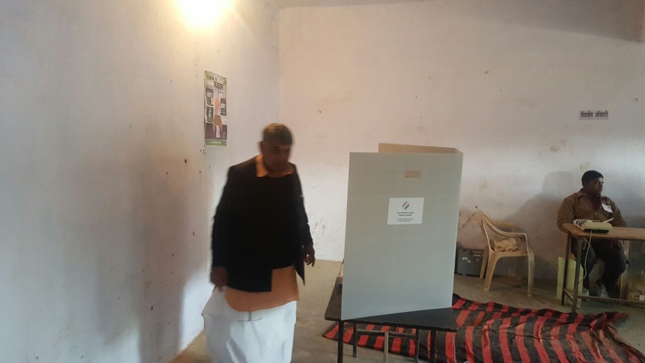 vip leader after casting his vote up polls 2017