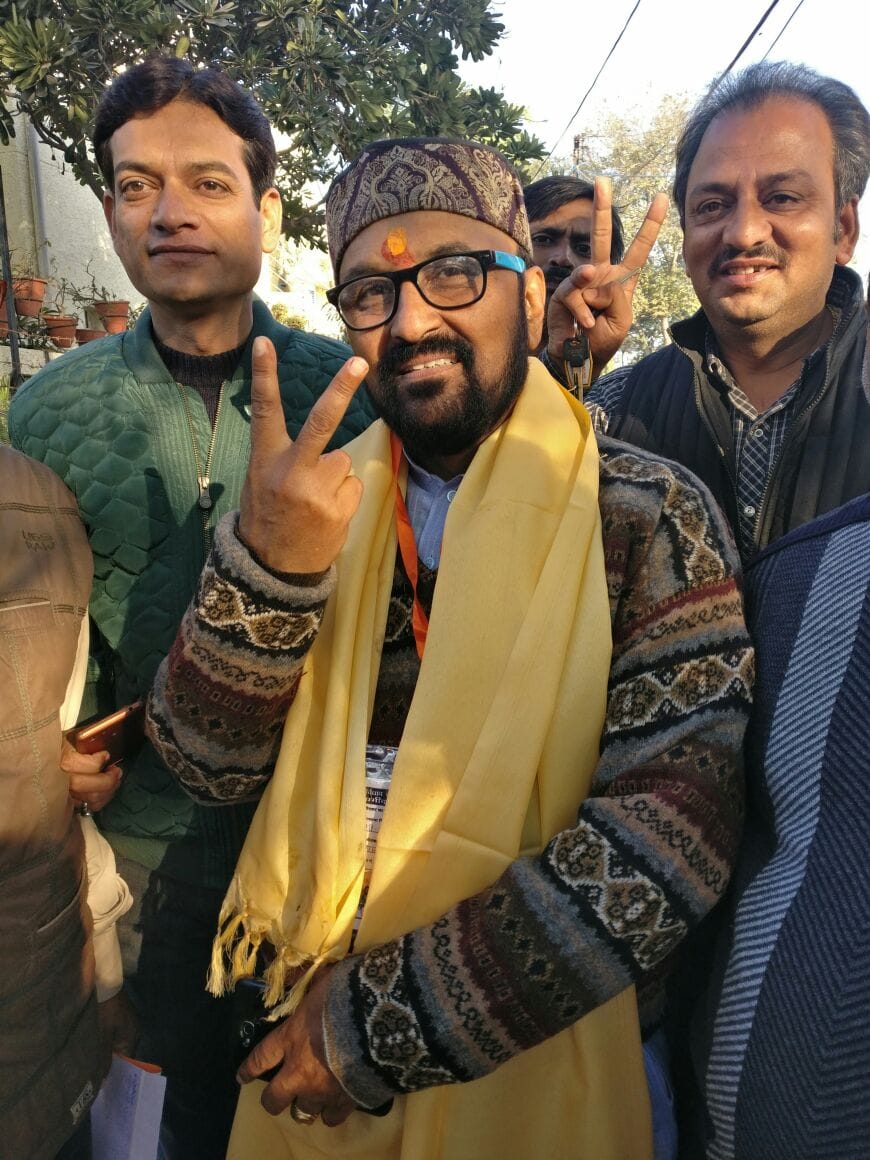 vip leader after casting his vote up polls 2017