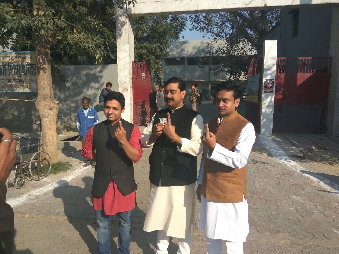 vip leader after casting his vote up polls 2017