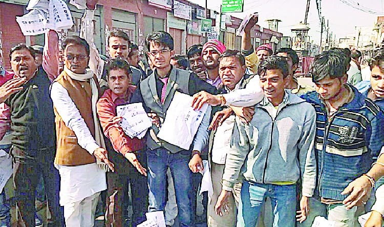 Police arrived on hold in Baraut slip bush, Hungama